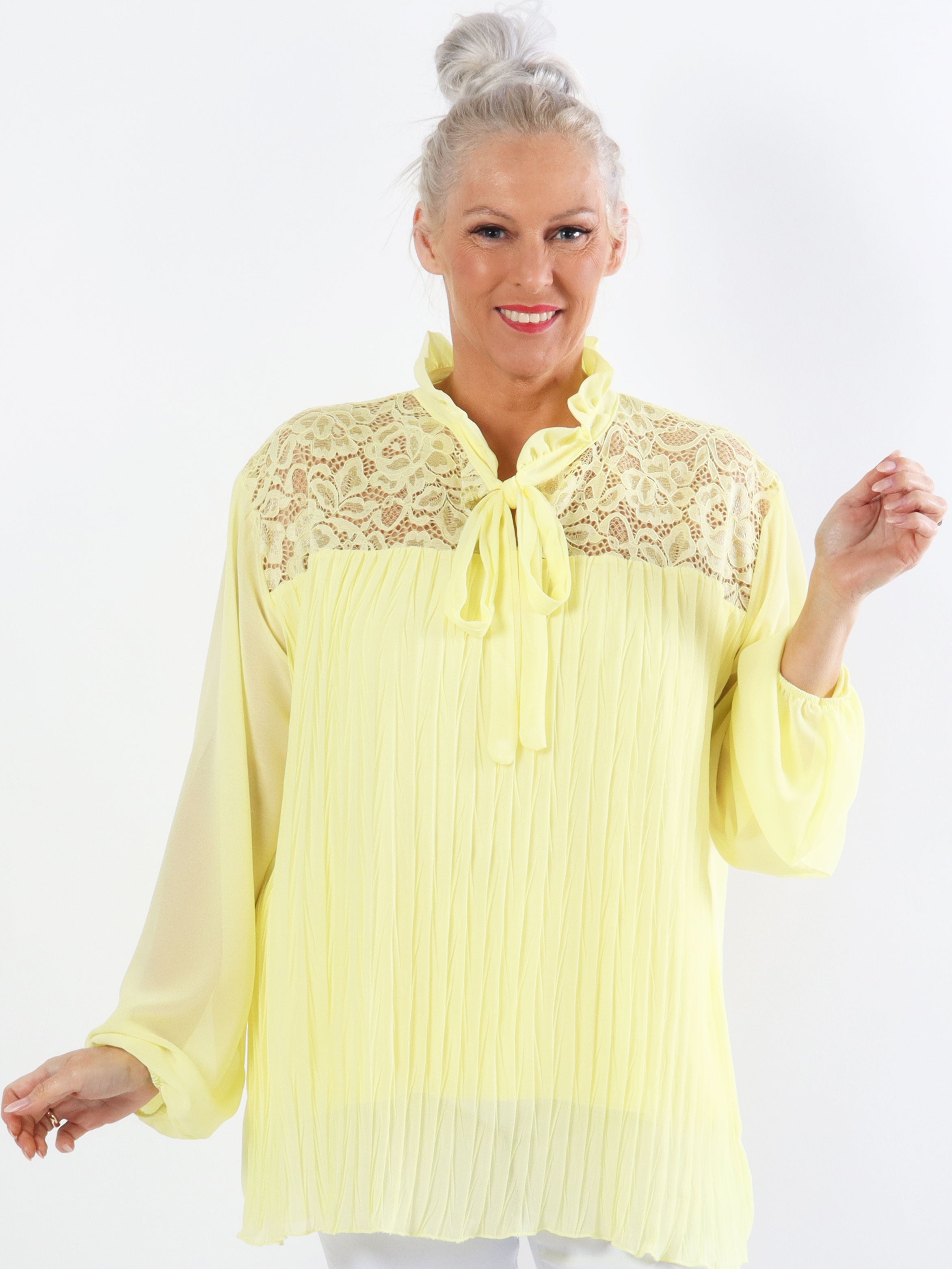 Iris - Sød plus size top med blond og folder